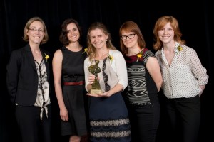 Remise du prix Expertise et Compétence 2015, de gauche à droite, Brigitte Martin, Ema Ferreira, Marie-Sophie Brochet, Caroline Morin et Josianne Malo. Absente de la photo Geneviève Fortin.