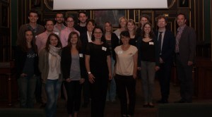 Collaborateurs de lURPP présents au Colloque, de gauche à droite : Guillaume Vaquer, Virginie Alary, Pierre Barret, Delphine Merger, Maxime Thibault. Cynthia Tanguay, Jennifer Corny, Guillaume Hébert, Françoise Brion, Sonia Prot-Labarthe, Myriam Berruyer, Aurélie Guérin, Ursula Winterfeld, Manon Gillet, Cécile Combes, Alexia Janes, Olivier Bourdon, jean-François Bussières